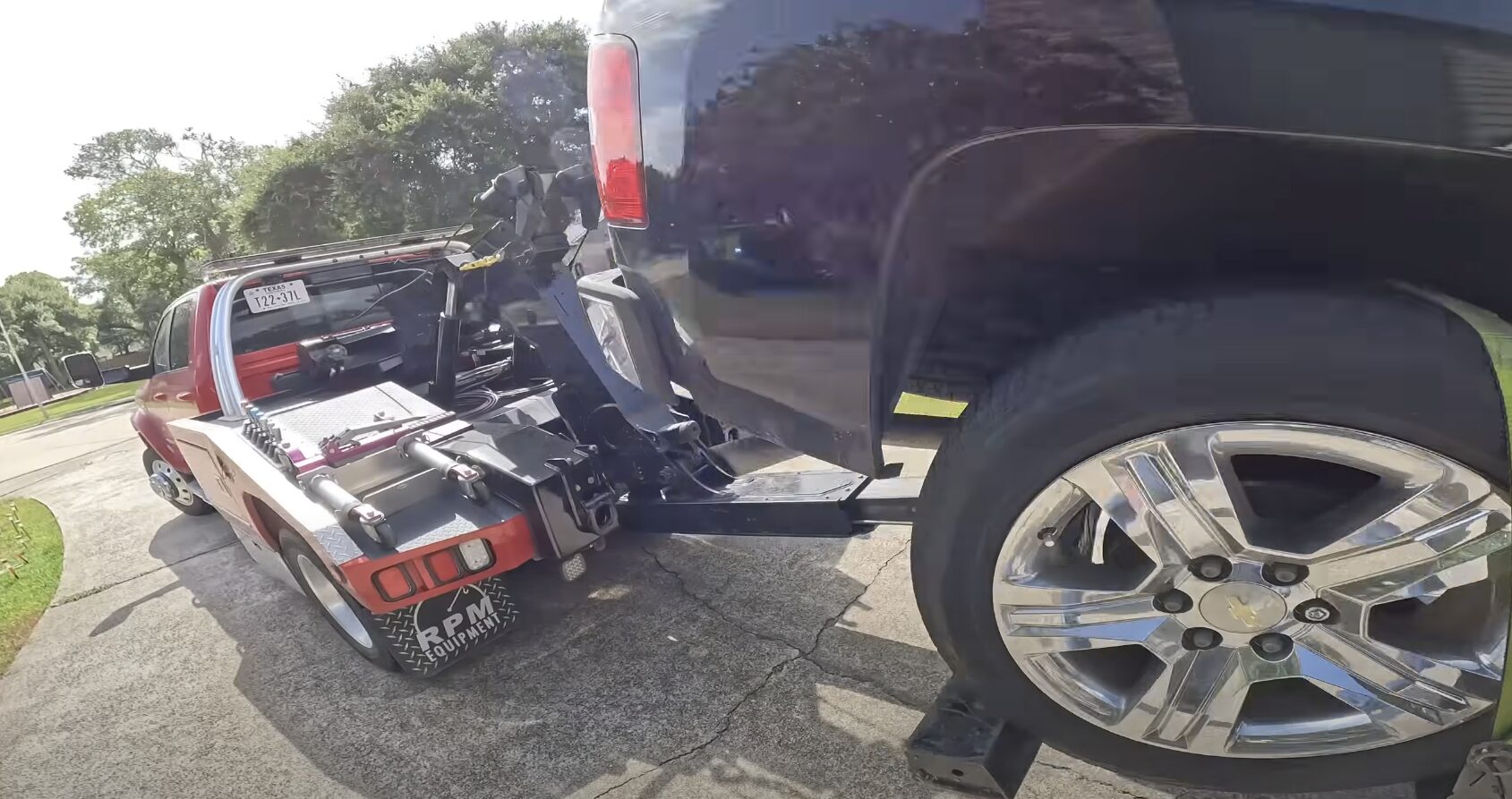 Emergency towing response for accident recovery on busy road